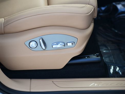 Certified 2025 Porsche Macan image 13