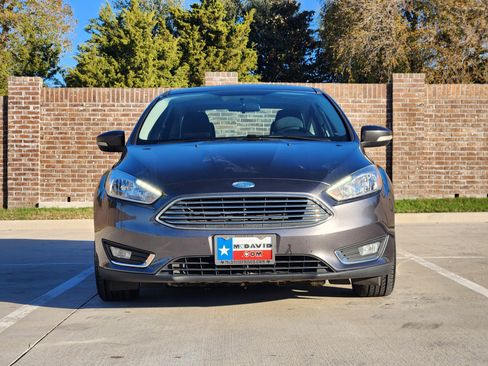 Used 2017 Ford Focus Titanium image 2