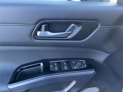 Used 2025 Nissan Pathfinder SL image 9