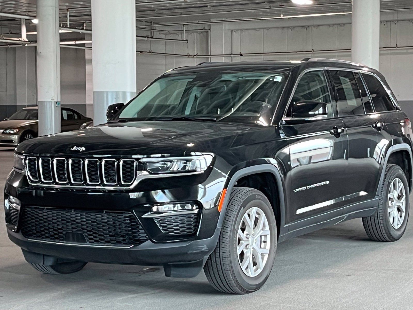 Used 2023 Jeep Grand Cherokee Limited AWD/4WD image 4