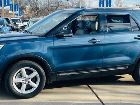 Used 2018 Ford Explorer XLT w/ Equipment Group 202A image 6