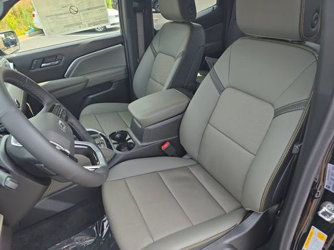 New 2026 Chevrolet Colorado ZR2 w/ Technology Package AWD/4WD image 17