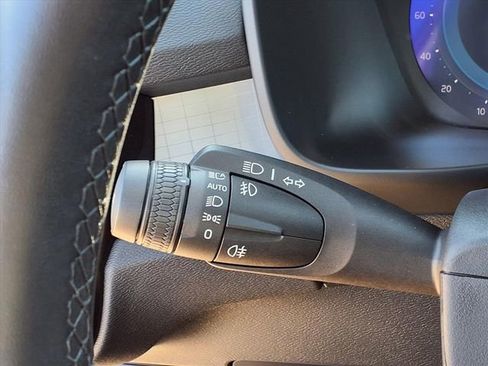 Used 2025 Volvo XC40 B5 Core image 14