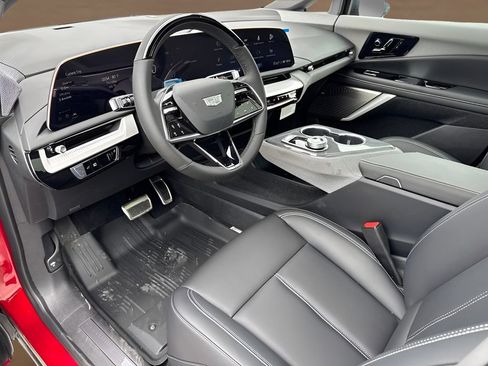 New 2027 Cadillac Optiq Luxury w/ LPO, Floor Liner Package AWD/4WD image 8