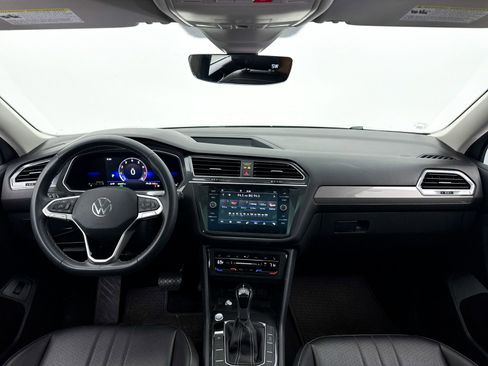 Used 2022 Volkswagen Tiguan SE image 16