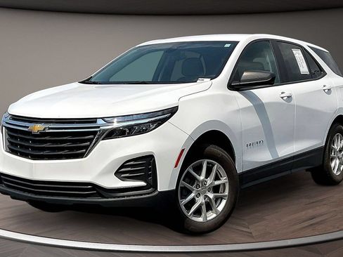 Used 2024 Chevrolet Equinox LS w/ LS Convenience Package FWD image 3