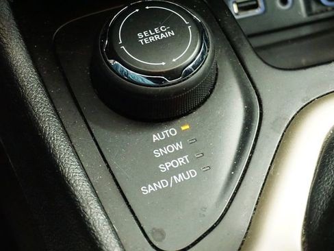 Used 2017 Jeep Cherokee Latitude w/ Cold Weather Group image 31