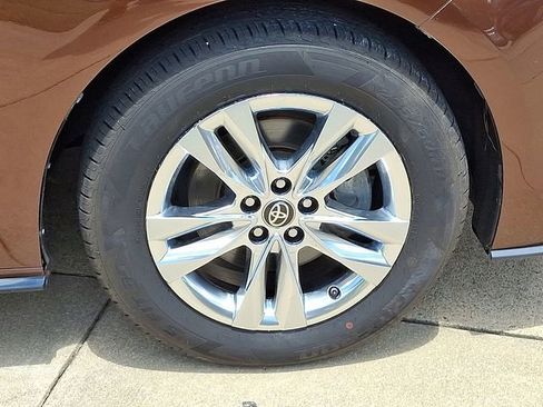 Used 2021 Toyota Sienna Limited image 13