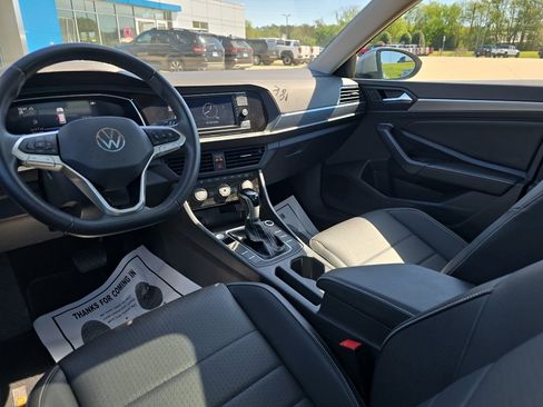 Used 2024 Volkswagen Jetta SE w/ Panoramic Sunroof Package image 9
