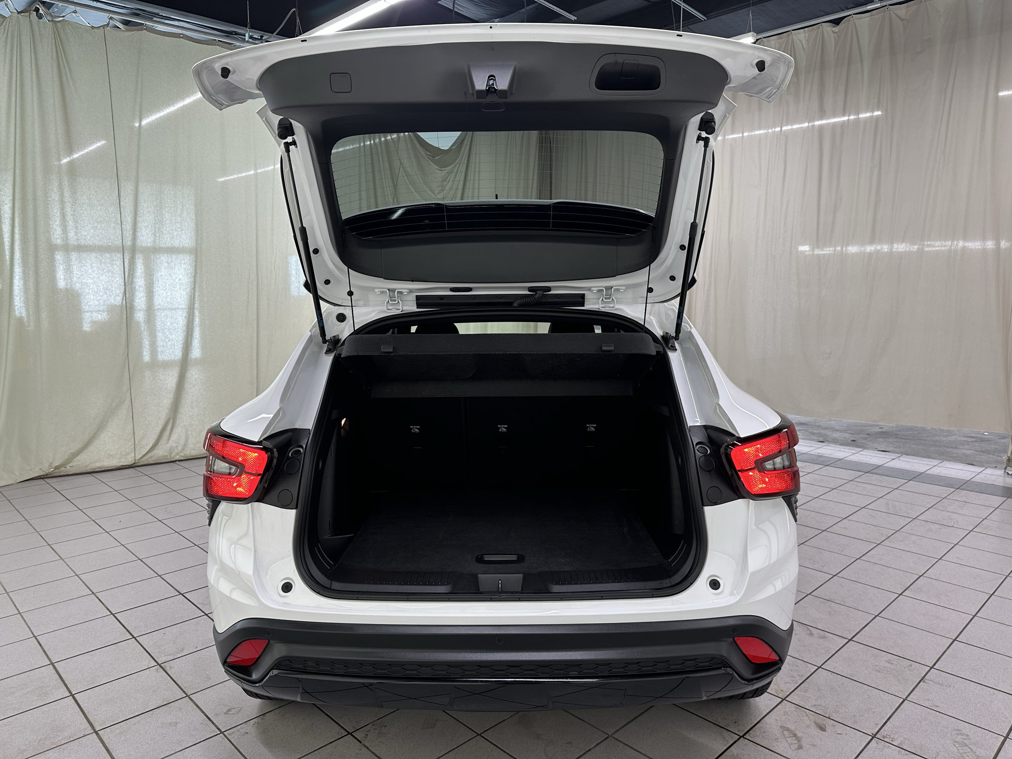Used 2025 Chevrolet Trax RS w/ Sunroof Package FWD image 10