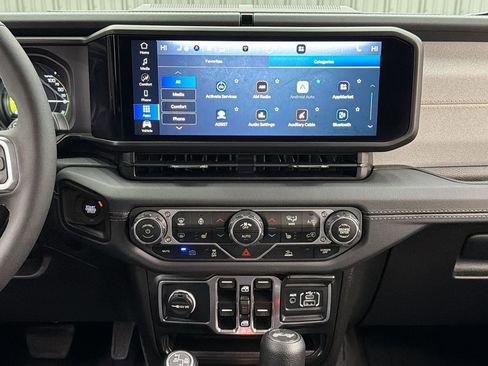 Used 2025 Jeep Wrangler Unlimited Sahara image 30