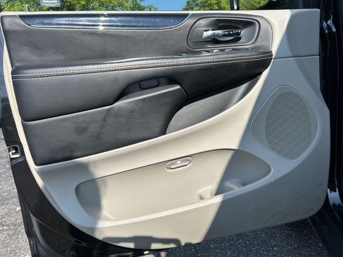 Used 2019 Dodge Grand Caravan SXT FWD image 9