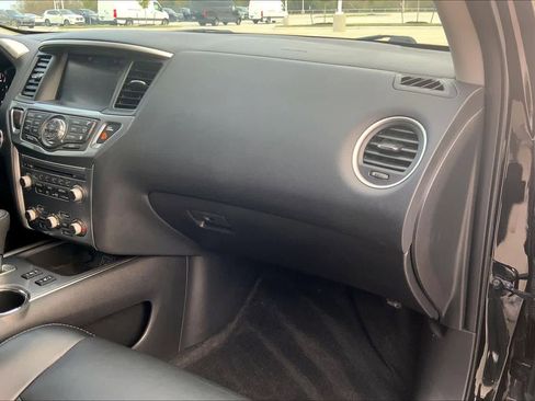 Used 2020 Nissan Pathfinder SL image 16