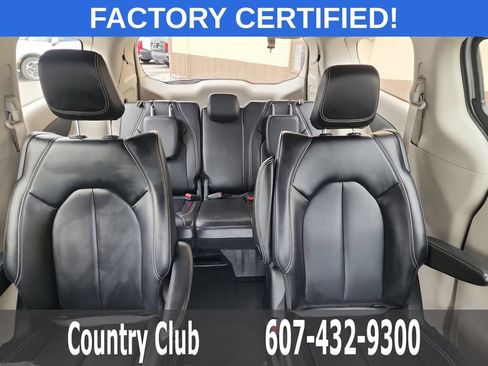 Used 2023 Chrysler Pacifica Touring-L FWD image 19