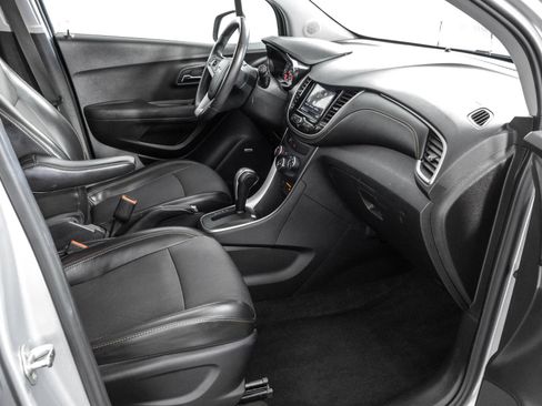 Used 2018 Chevrolet Trax LT w/ Sun & Sound Package AWD/4WD image 40