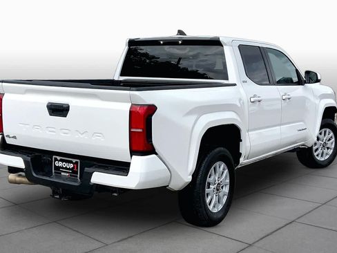 Used 2024 Toyota Tacoma SR5 AWD/4WD image 12