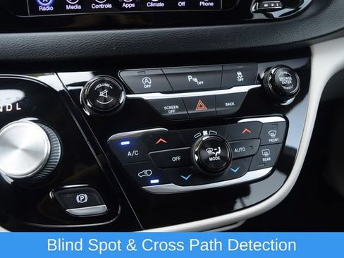 Used 2017 Chrysler Pacifica Touring-L FWD image 12