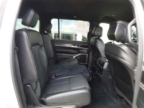 Used 2024 Jeep Wagoneer L Series III w/ Flexible Seating Group AWD/4WD image 11