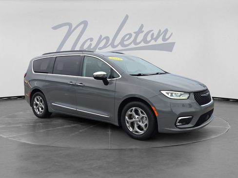 Used 2023 Chrysler Pacifica Limited FWD image 3