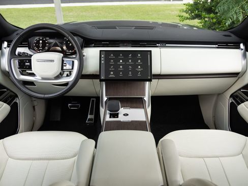 Used 2025 Land Rover Range Rover SE AWD/4WD image 12