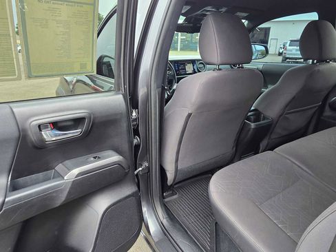 Used 2019 Toyota Tacoma TRD Off-Road image 18
