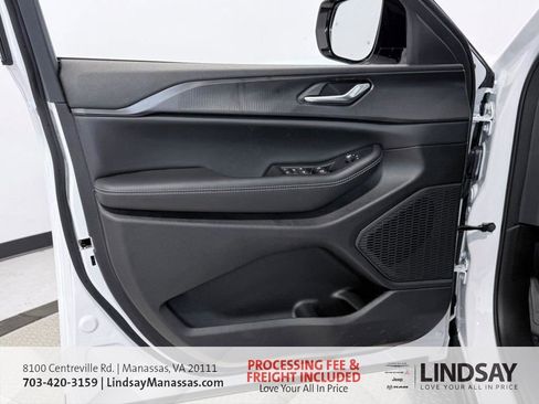 New 2025 Jeep Grand Cherokee Altitude image 16