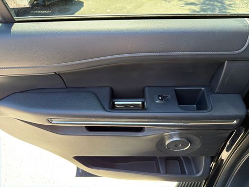 Used 2024 Ford Expedition XLT image 24