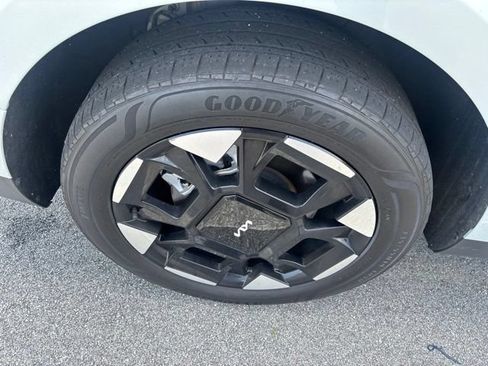 Used 2025 Kia Carnival EX FWD image 10