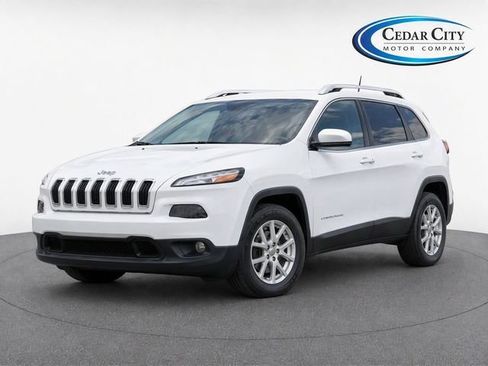 Used 2018 Jeep Cherokee Latitude Plus w/ Trailer Tow Group AWD/4WD image 2
