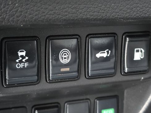 Used 2020 Nissan Rogue SV image 9