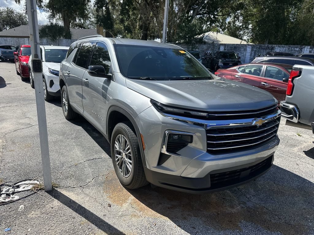 Used 2025 Chevrolet Traverse LT FWD image 2