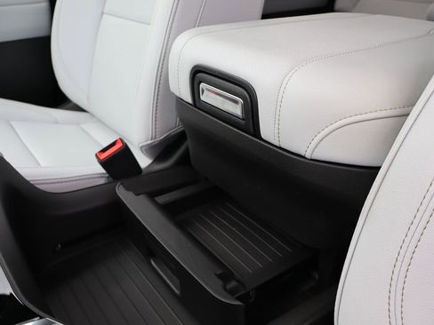 New 2025 Chevrolet Suburban Premier image 26