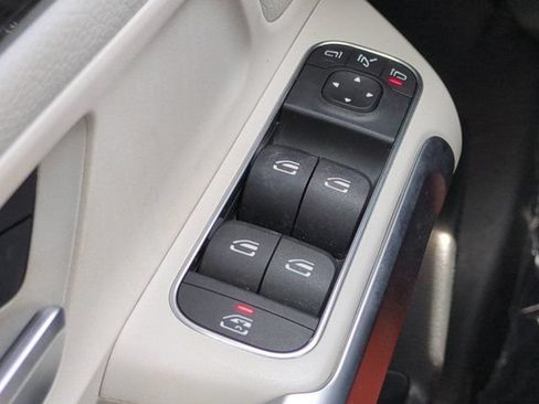 Used 2021 Mercedes-Benz GLB 250 4MATIC image 21