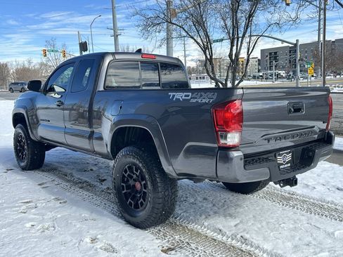 Used 2018 Toyota Tacoma TRD Sport w/ Technology Package AWD/4WD image 9