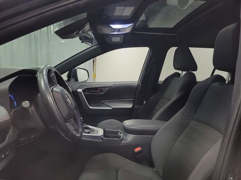 Used 2021 Toyota RAV4 SE image 12