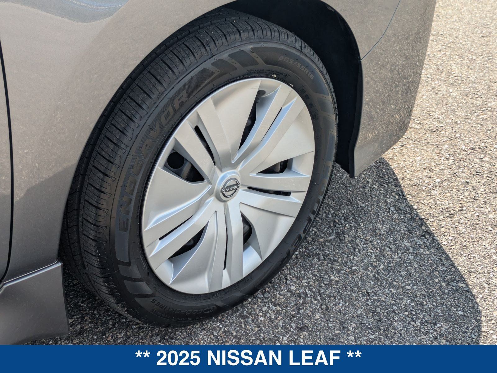 Used 2025 Nissan Leaf S FWD image 13