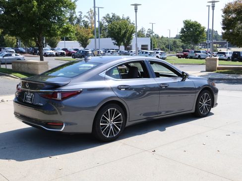 Used 2024 Lexus ES 300h w/ Premium Package FWD image 9