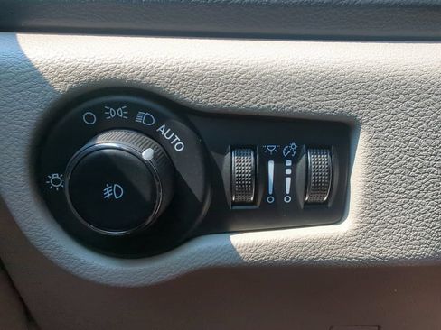 Used 2023 Chrysler Pacifica Touring-L FWD image 27