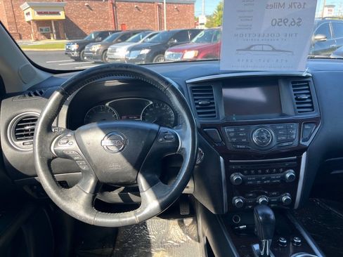 Used 2016 Nissan Pathfinder Platinum w/ Family Entertainment Package FWD image 19