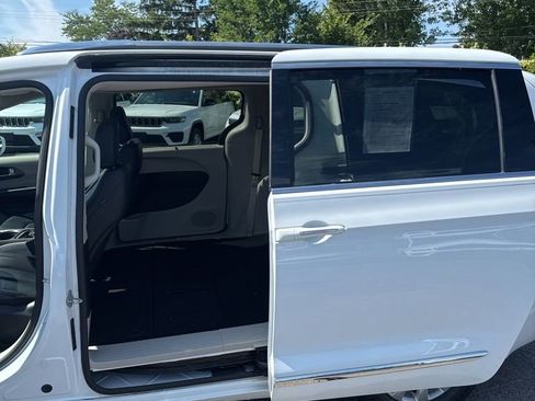 Certified 2019 Chrysler Pacifica Touring-L image 17