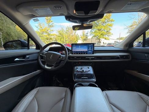 Certified 2022 Lincoln Nautilus FWD w/ Premium Package image 9