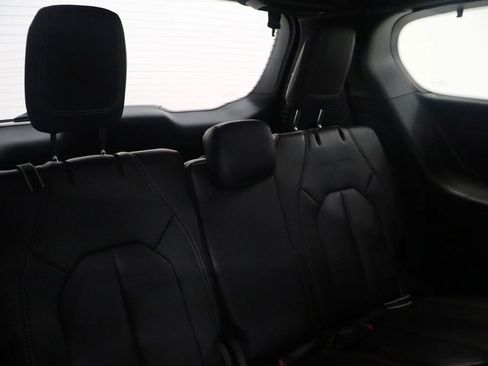 Used 2018 Chrysler Pacifica Touring-L w/ Premium Audio Group image 11