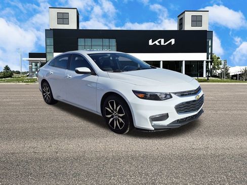 Used 2018 Chevrolet Malibu LT image 2