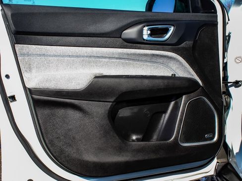 Used 2025 Jeep Compass Latitude w/ Sun & Sound Group image 8