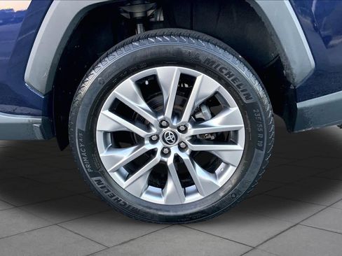 Used 2022 Toyota RAV4 XLE Premium FWD image 9