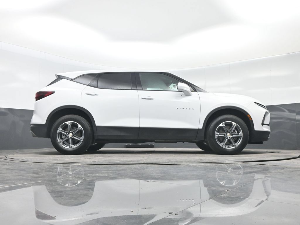 Used 2025 Chevrolet Blazer LT FWD image 31