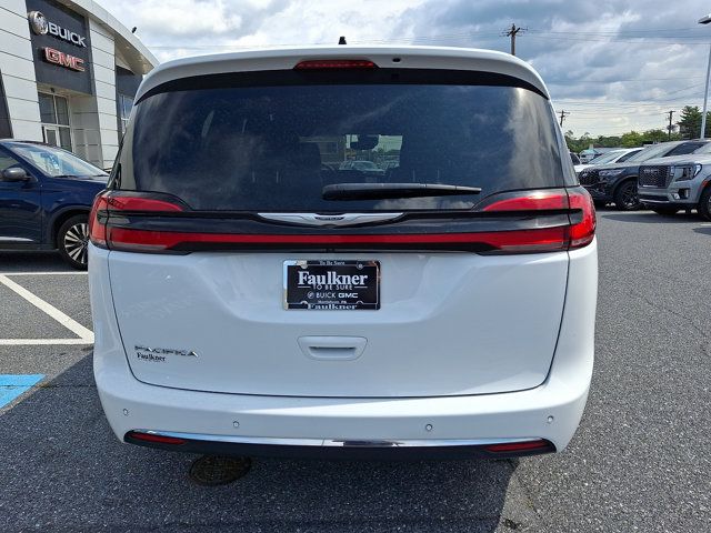 Used 2025 Chrysler Pacifica Select FWD image 5