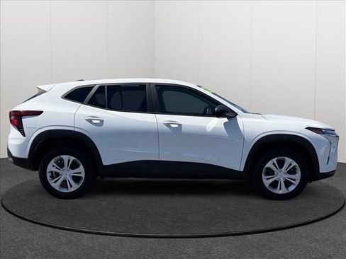 Certified 2025 Chevrolet Trax LS FWD image 4