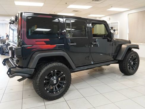 Used 2017 Jeep Wrangler Unlimited Sahara AWD/4WD image 10