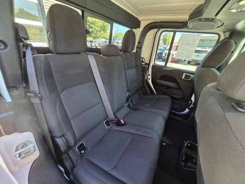 Used 2023 Jeep Gladiator Overland AWD/4WD image 17